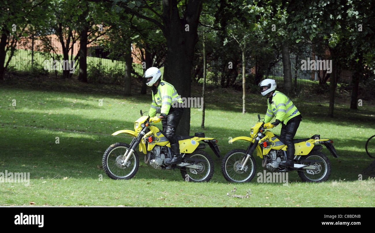 PC Gary Thompson und Sgt Daren Egan von der Sussex Police auf den neuen Suzuki Off Road Motorrädern 2008 Stockfoto
