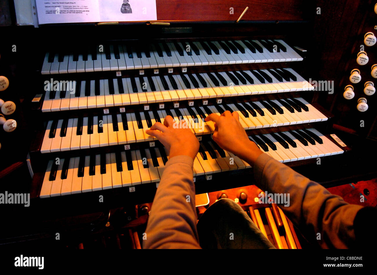 Hände von Musikern, die in der Kirche Orgelmusik spielen Stockfoto