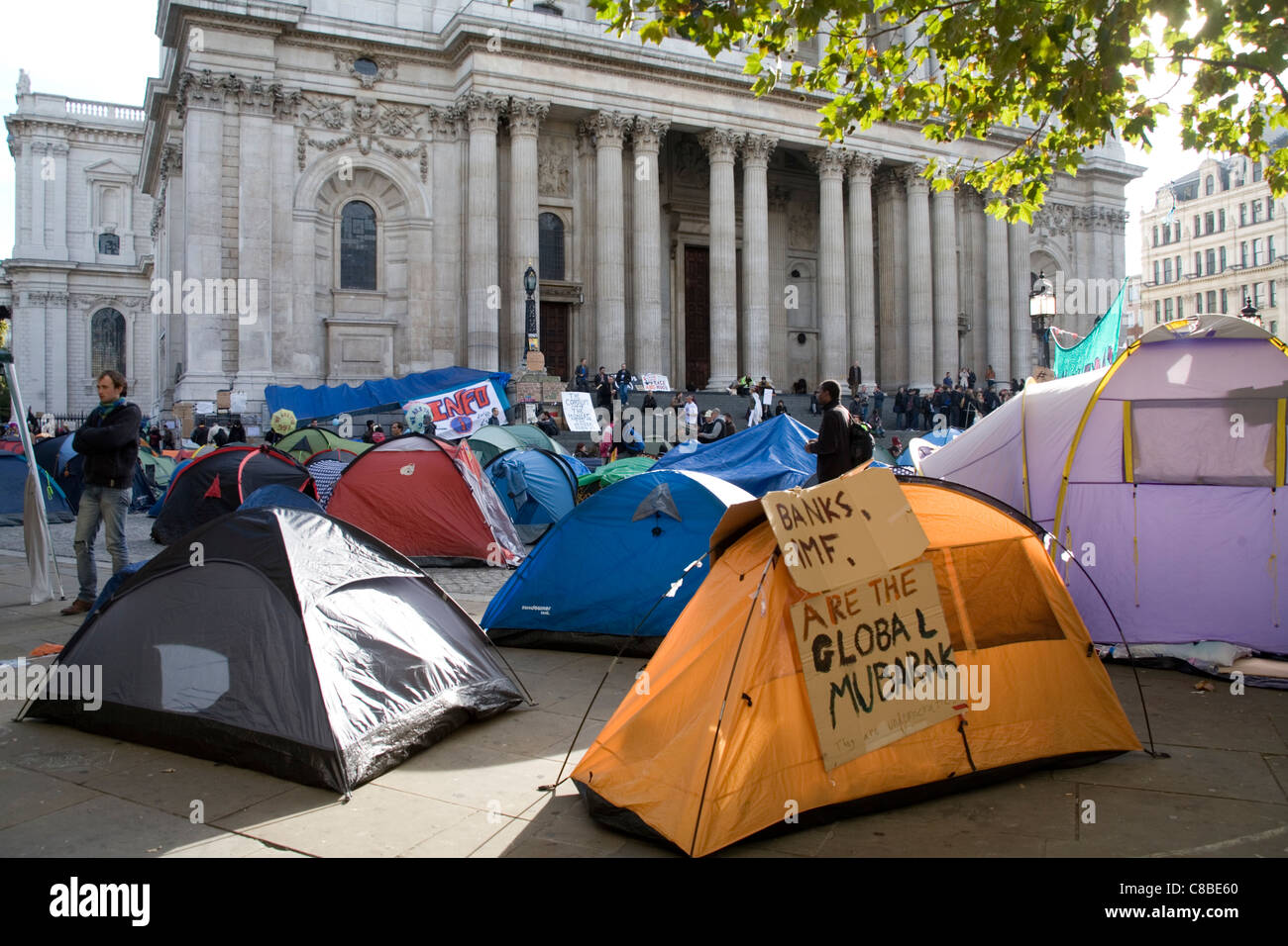 Anti-Capiatlist Demonstranten Camp außerhalb St. Paul Kathedrale, London Stockfoto