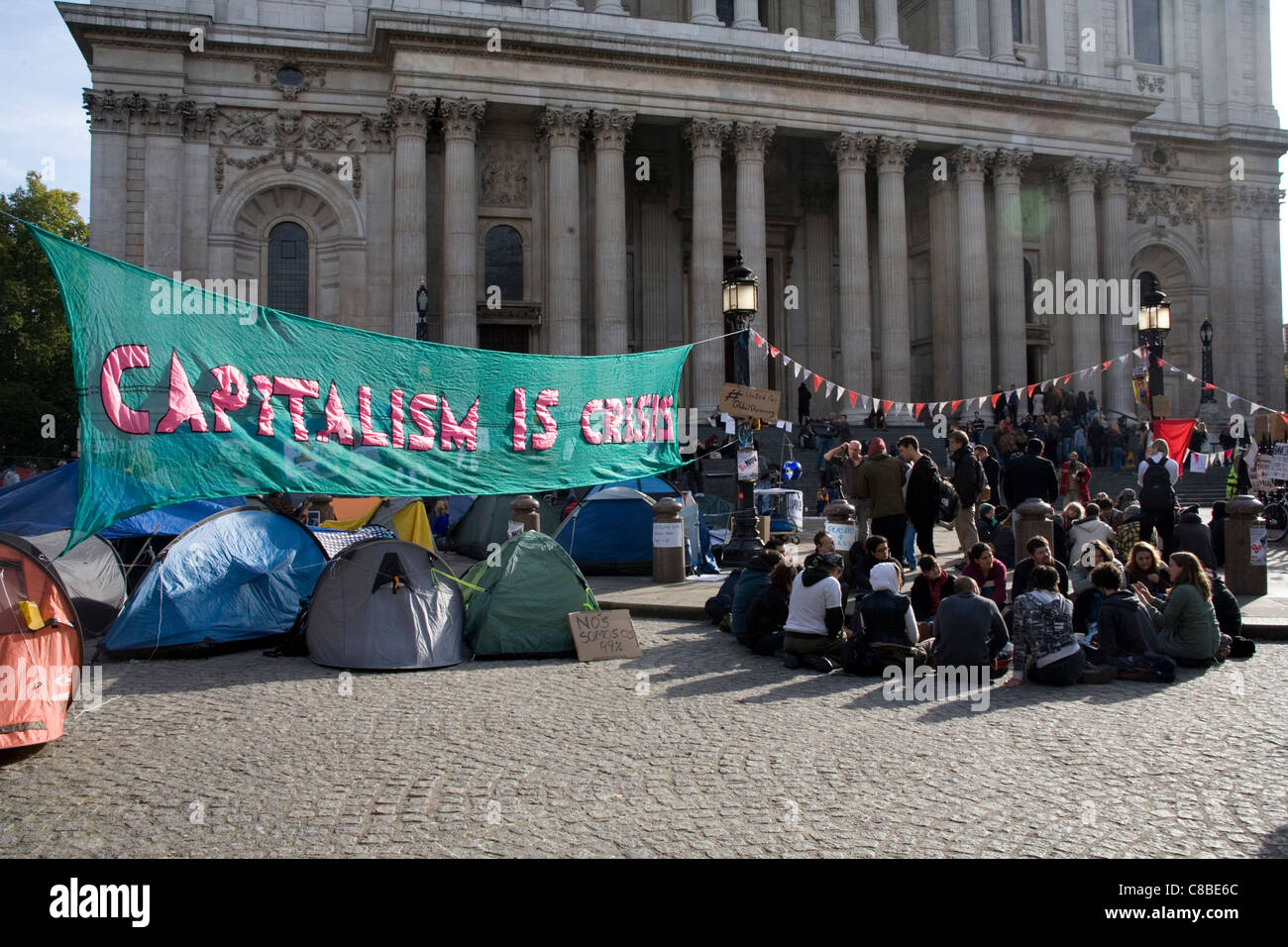 Anti-Capiatlist camp Demonstranten außerhalb St. Paul Kathedrale Stockfoto