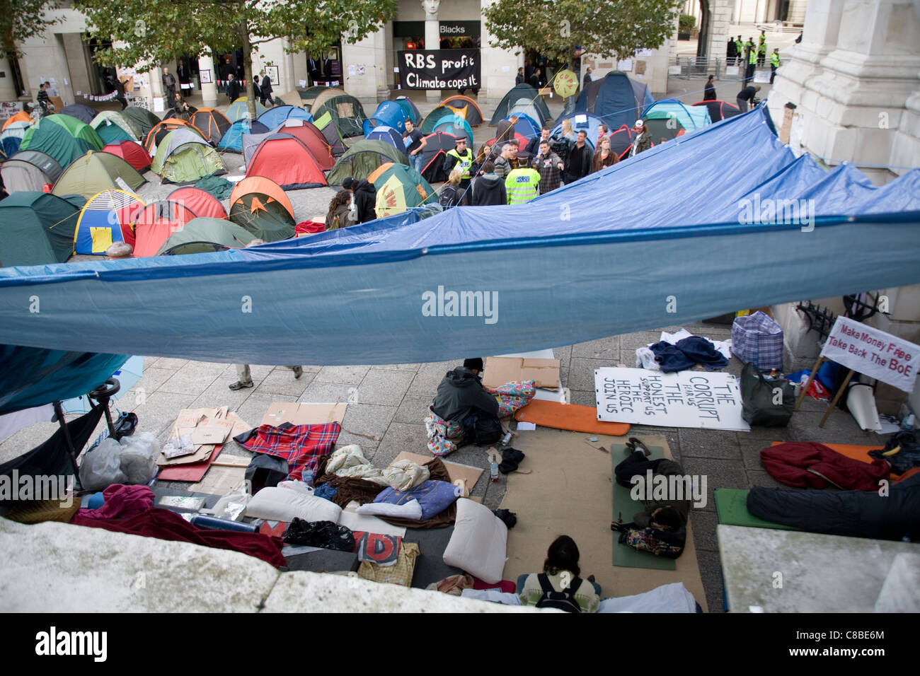 Anti-Capiatlist camp Demonstranten außerhalb St. Paul Kathedrale, London Stockfoto