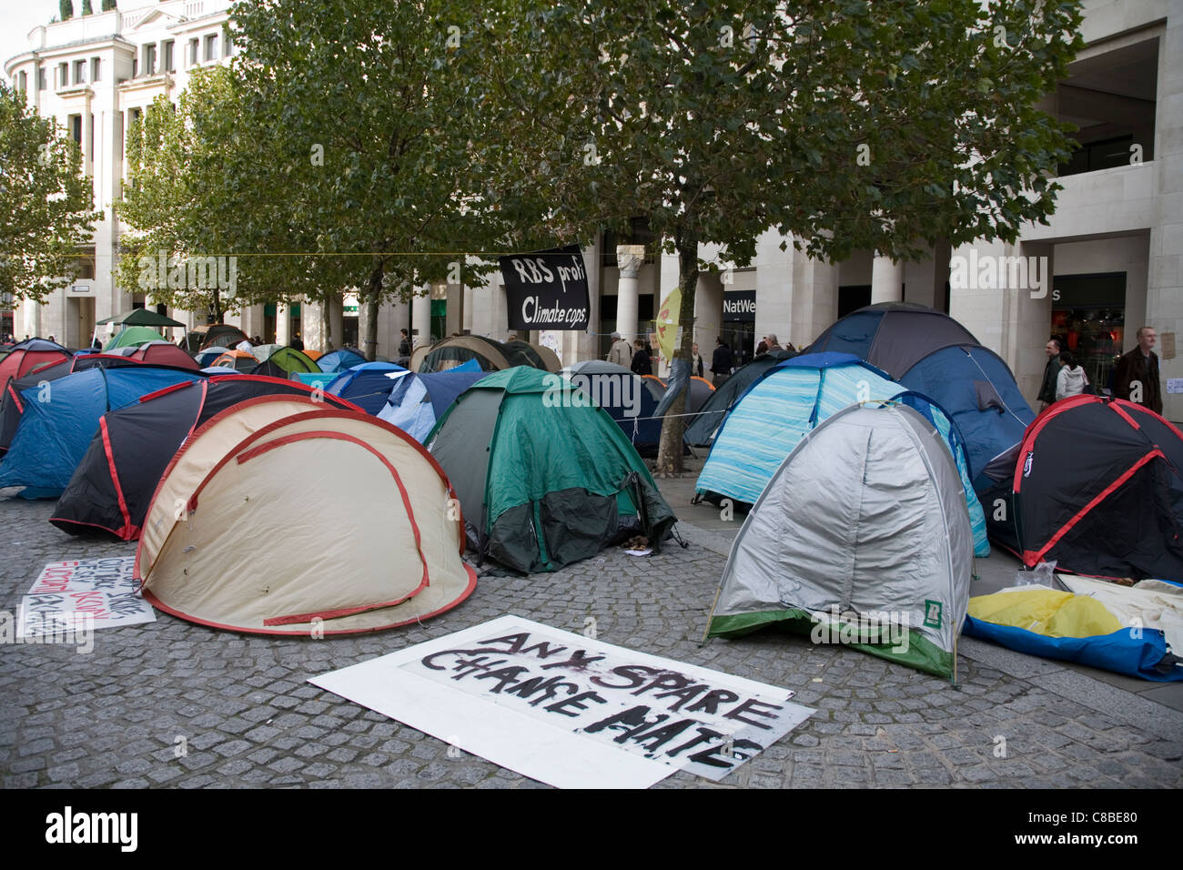 Anti-Capiatlist camp Demonstranten außerhalb St. Paul Kathedrale, London als Teil der besetzen London Stock Excange-Demo Stockfoto
