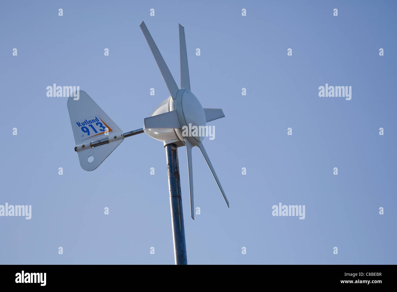 Kleine Windkraftanlage, die zum Laden von Batterien auf Booten beliebte Lastkähne und Yachten entfernten Gebäuden oder elektrische Haushaltsgeräte Stockfoto