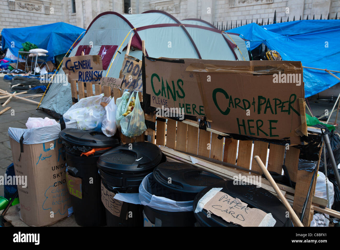 18.10.2011 London, Anti-kapitalistischen Lager halten es reinigen, indem Sie den Müll zu organisieren. Stockfoto