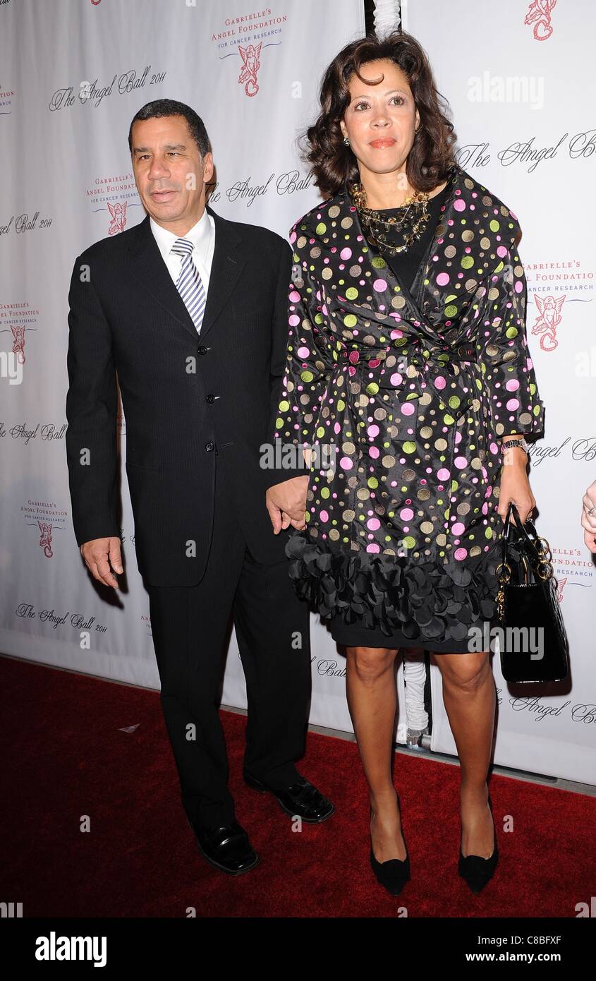 David Paterson, Michelle Paterson im Ankunftsbereich The Angel Ball zugunsten Gabrielles Angel Foundation for Cancer Research, Cipriani Restaurant Wall Street, New York, NY 17. Oktober 2011. Foto von: Kristin Callahan/Everett Collection Stockfoto