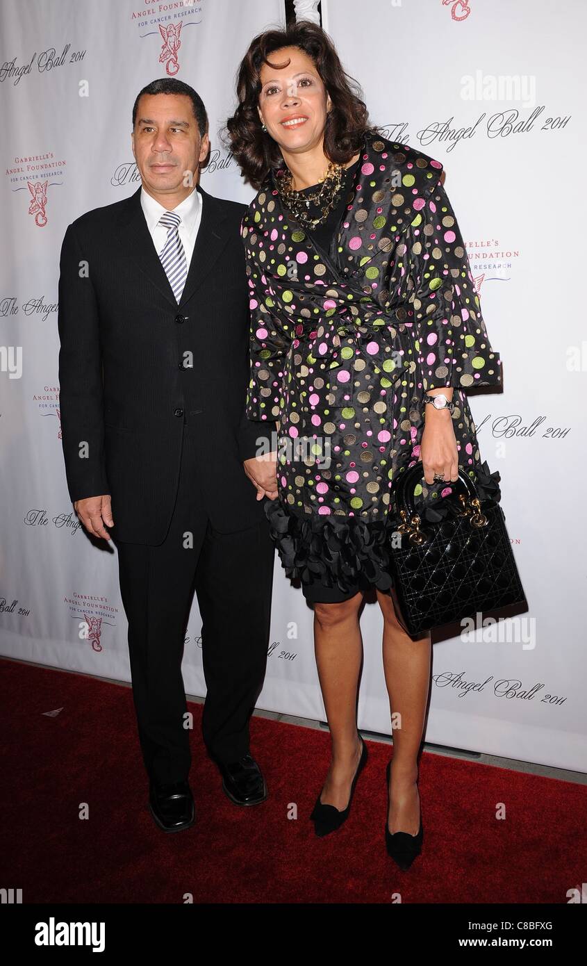 David Paterson, Michelle Paterson im Ankunftsbereich The Angel Ball zugunsten Gabrielles Angel Foundation for Cancer Research, Cipriani Restaurant Wall Street, New York, NY 17. Oktober 2011. Foto von: Kristin Callahan/Everett Collection Stockfoto