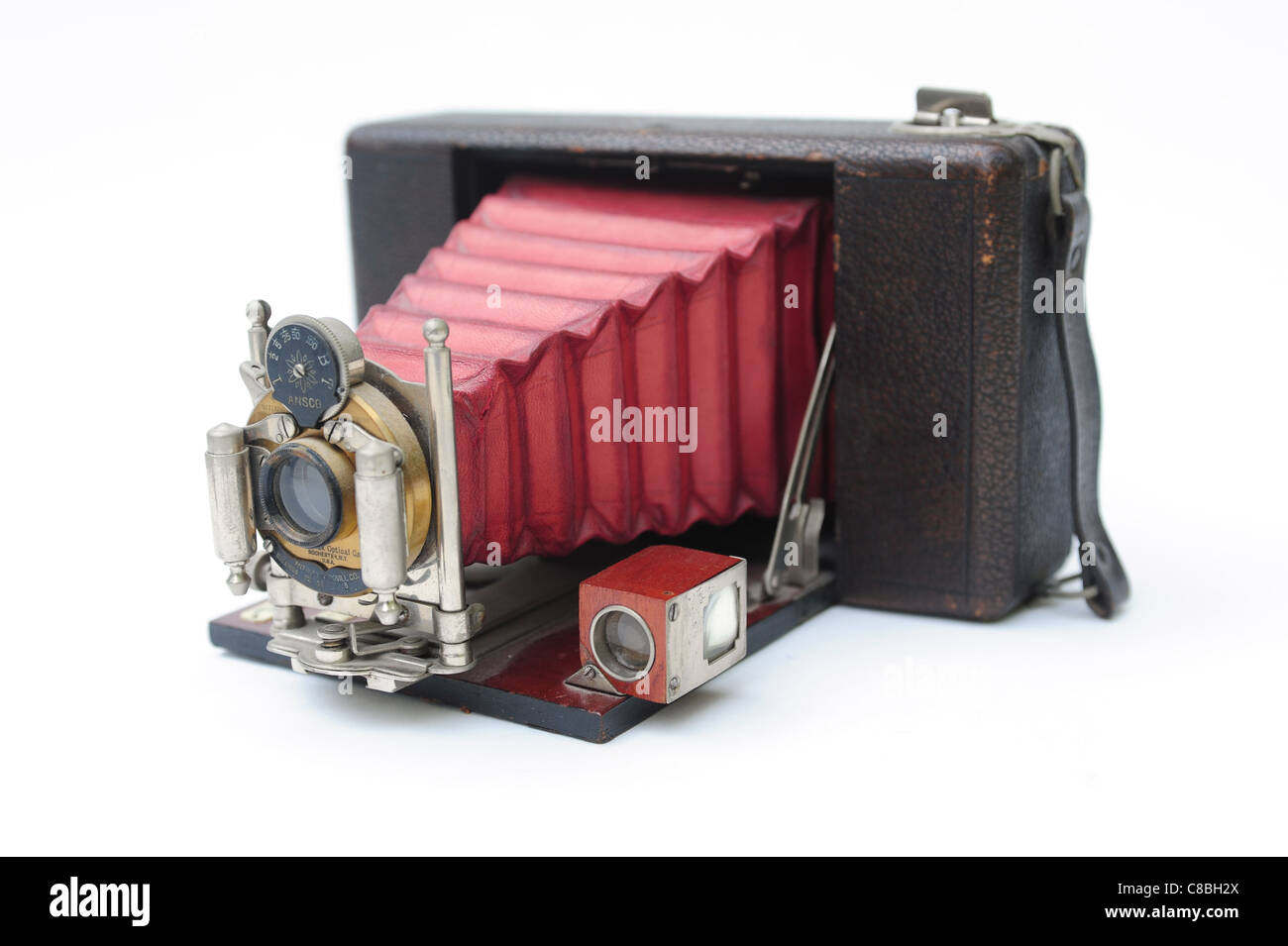 Vintage Foto Film Kamera Antik auf weiß ausgeschnitten. Klappbare Ansco Pocketkamera. roten Balg Stockfoto