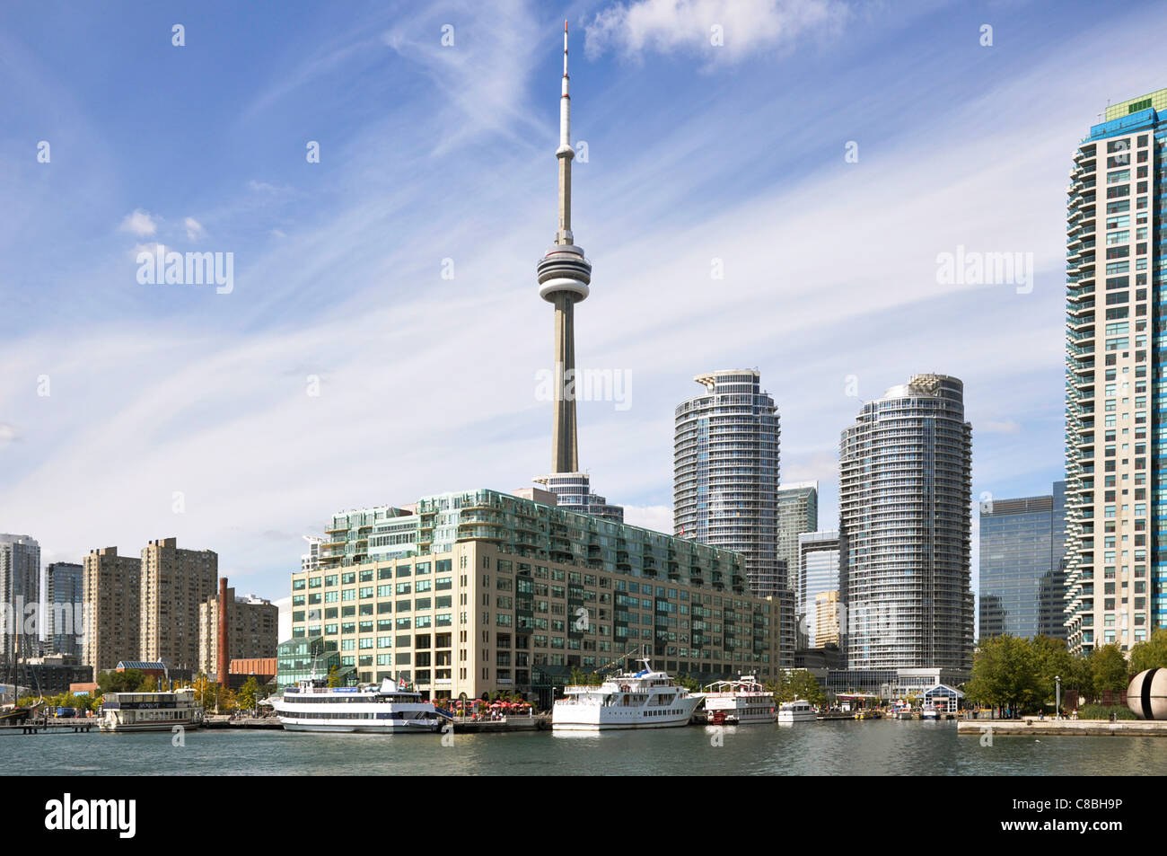 Toronto Skyline mit Blick auf den CN Tower und das Hochhaus Eigentumswohnungen Stockfoto