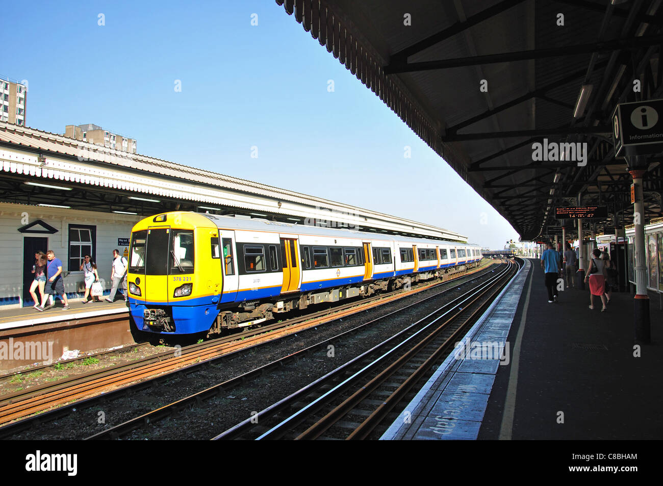 U-Bahn auf Plattform am Bahnhof Clapham Junction, Battersea, London Borough of Wandsworth, London, England, UK Stockfoto