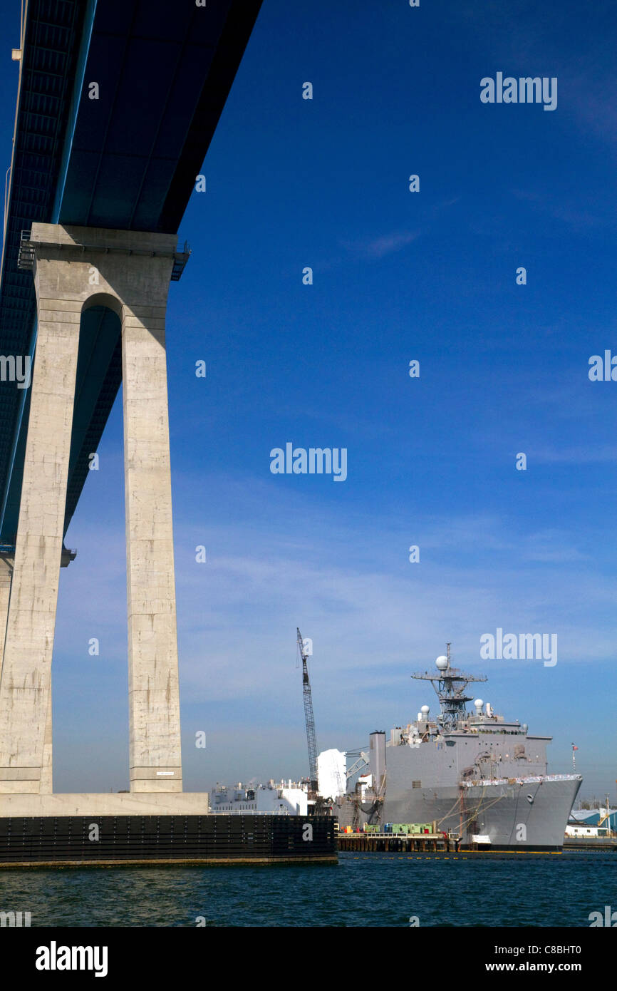 Schiff der Marine unter der Brücke Coronado in San Diego, Kalifornien, USA. Stockfoto