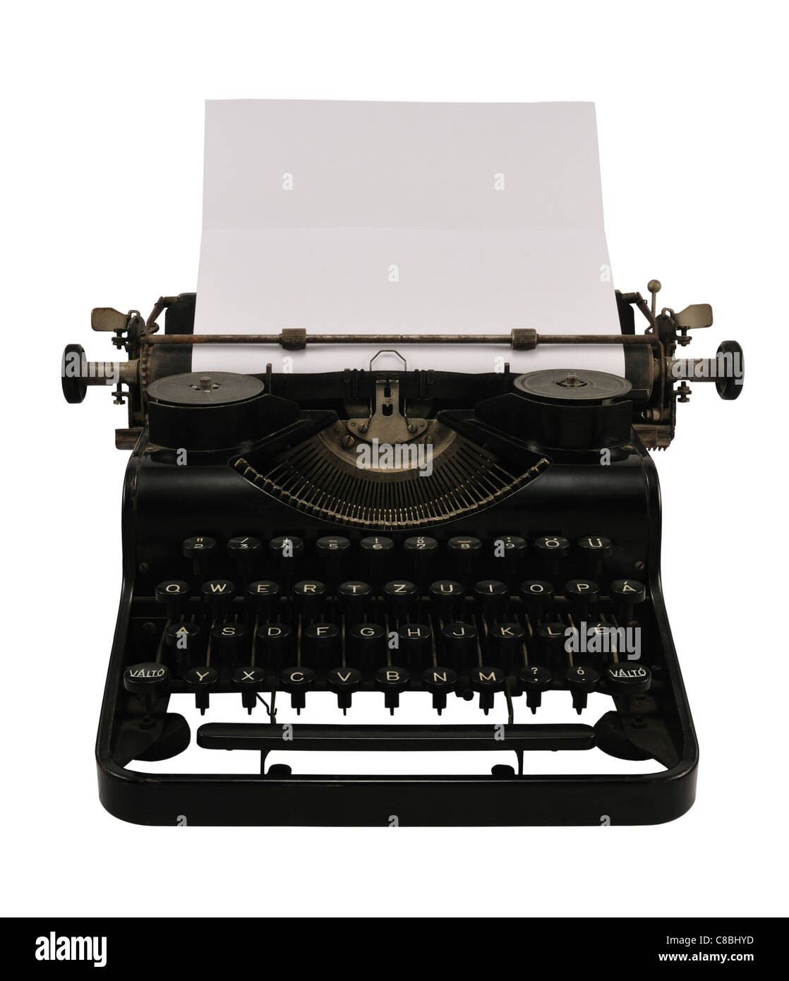 Alte schwarze Schreibmaschine mit leerem Papier, isoliert auf weiss. Stockfoto