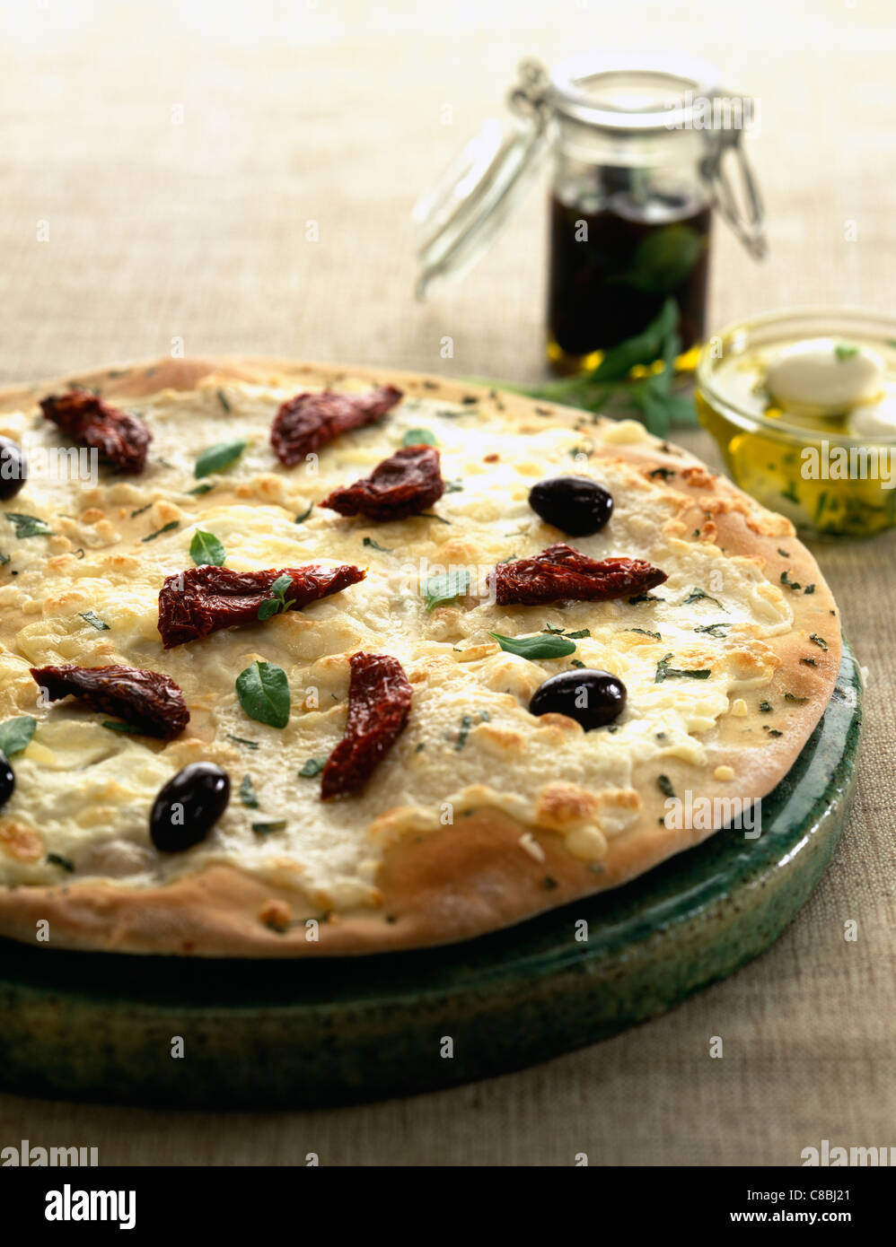 getrockneten Tomaten und Mozzarella pizza Stockfoto
