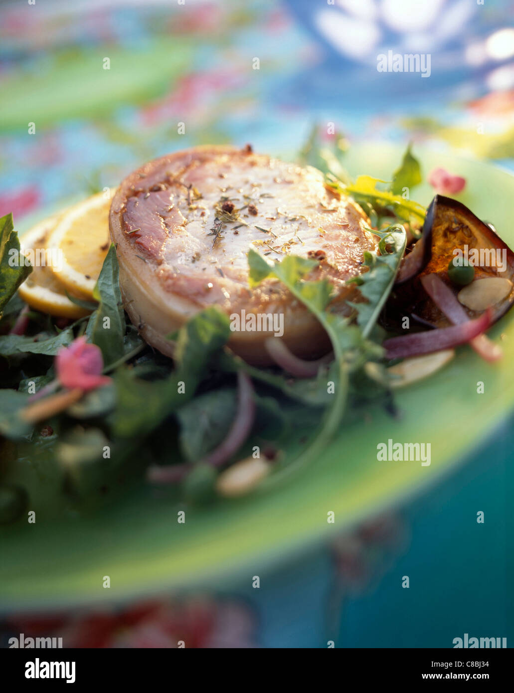 Grenadin gespickter Filet vom Kalb mit Salat Stockfoto