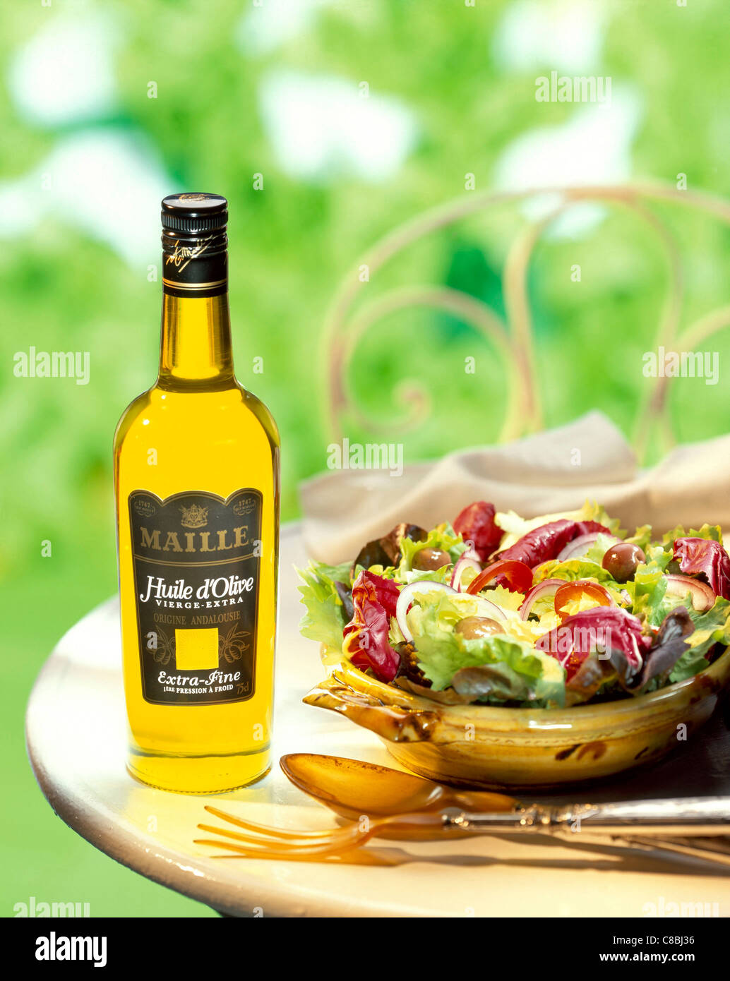 gemischter Salat und Olivenöl Maille Stockfoto
