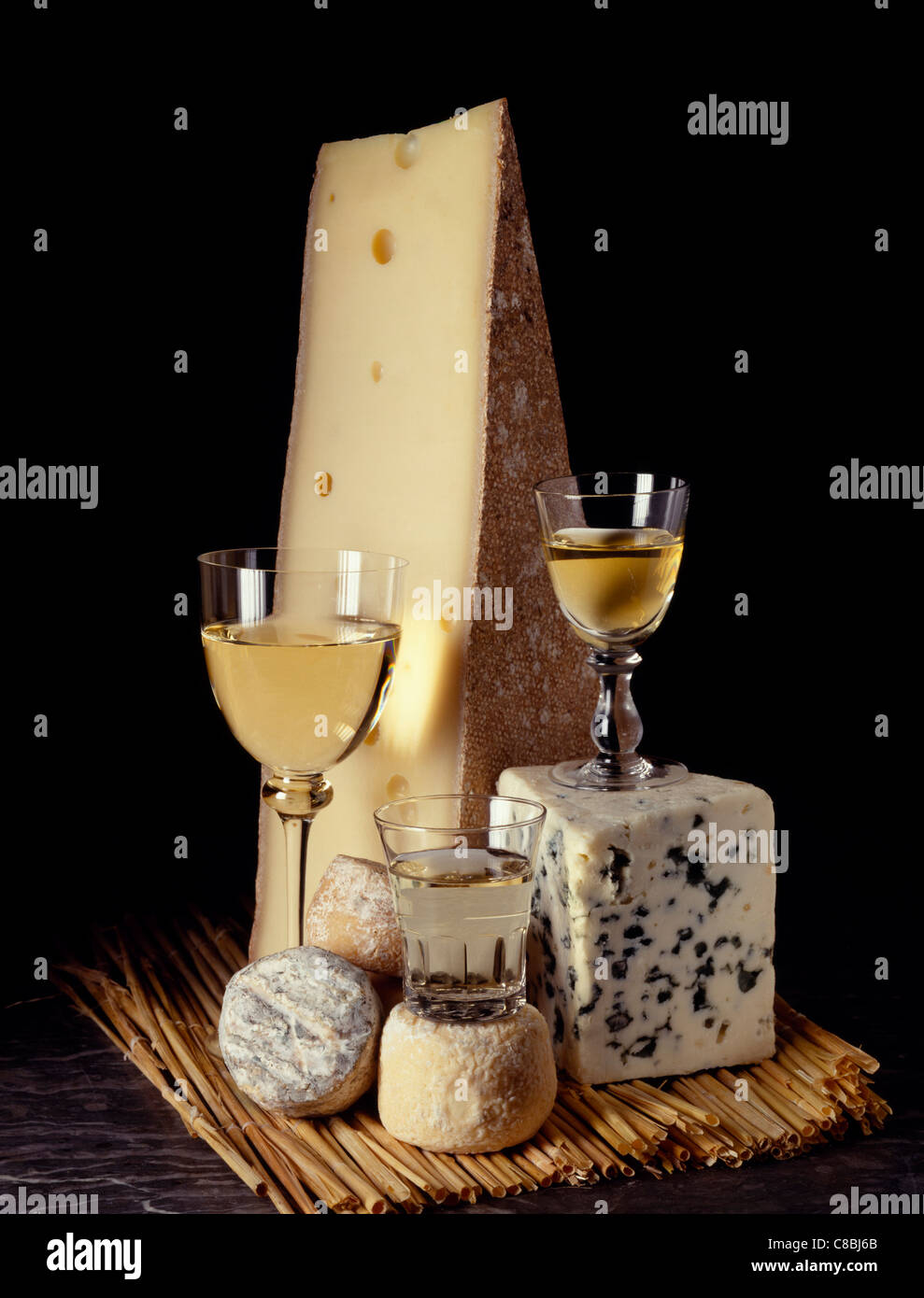 Ziegenmilch Käse, Comté, Roquefort und Weißwein Stockfoto