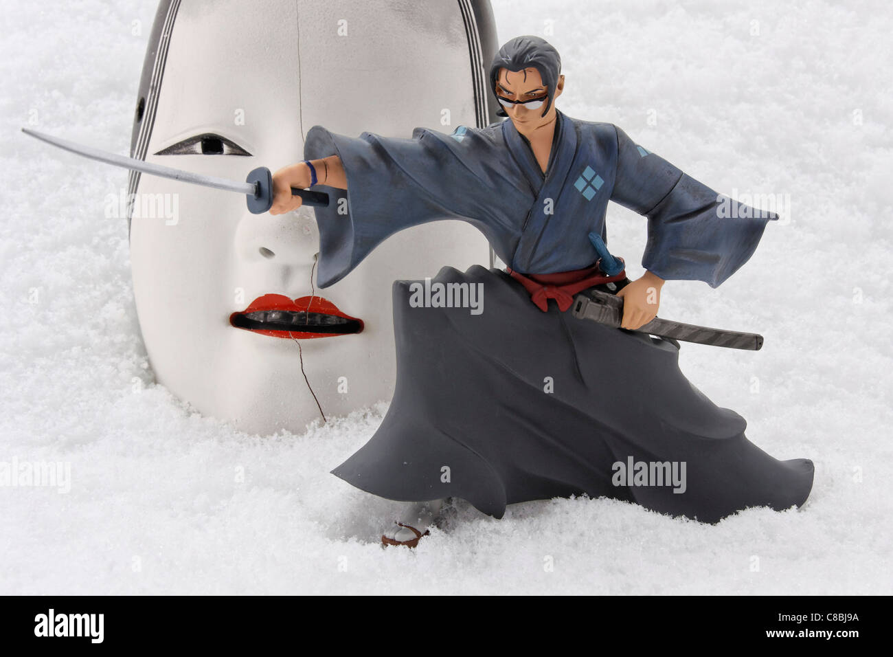 Figur des Samurai Jin kämpft vor traditionellen Noh Theatermaske des Ko-Omote - nur zur redaktionellen Verwendung Stockfoto