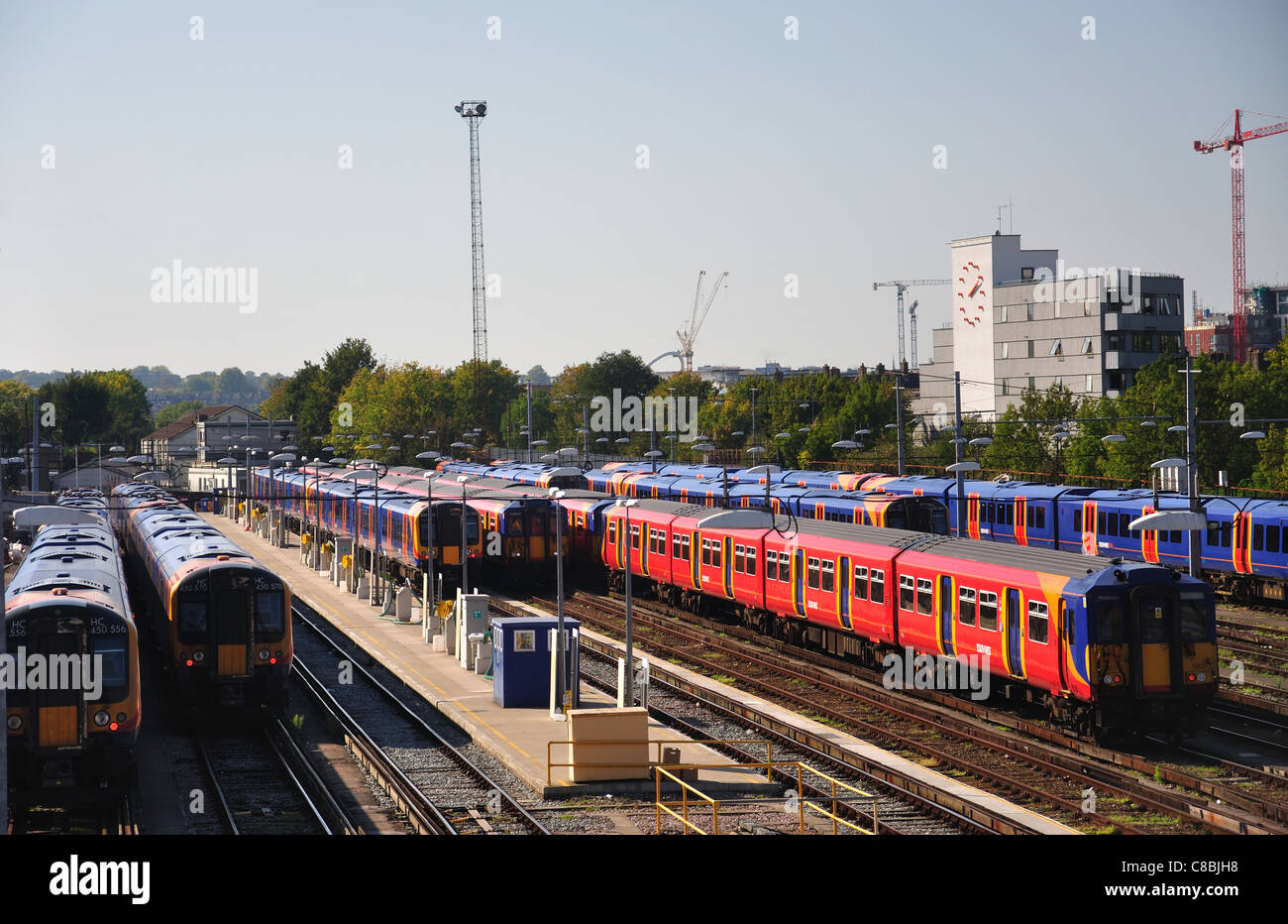 Geparkte Züge am Bahnhof Clapham Junction, Battersea, London Borough of Wandsworth, Greater London, England, Vereinigtes Königreich Stockfoto