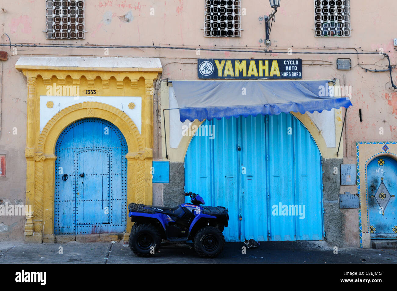 Quad-Bike außerhalb Werkstatt, Tiznit Medina, Marokko Stockfoto