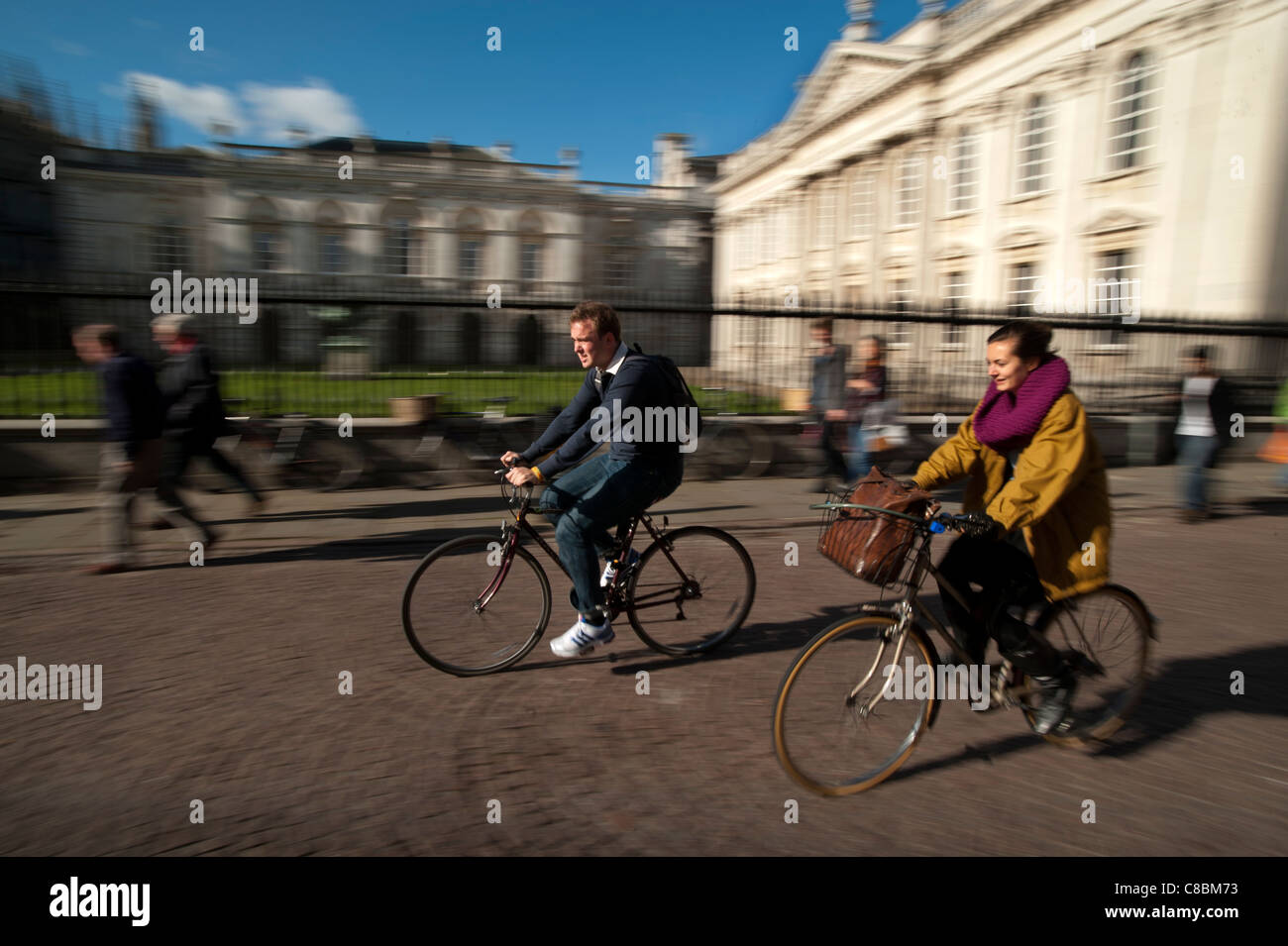 Studenten der Cambridge Universität radeln vorbei an dem Senat-Haus, Cambridge, England. Oktober 2011 Stockfoto