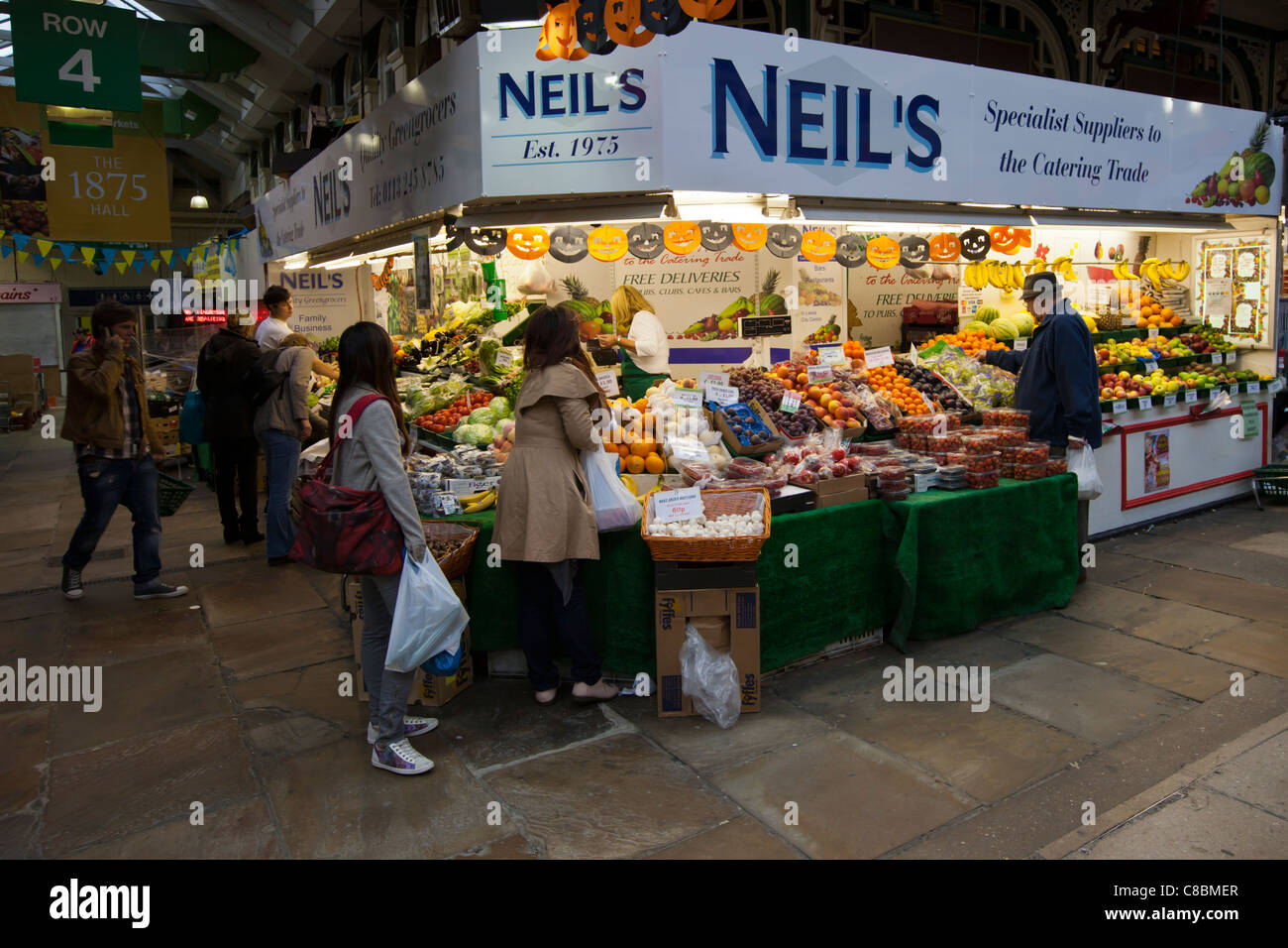 Obst und Gemüse Stall an Leeds City Market Stockfoto