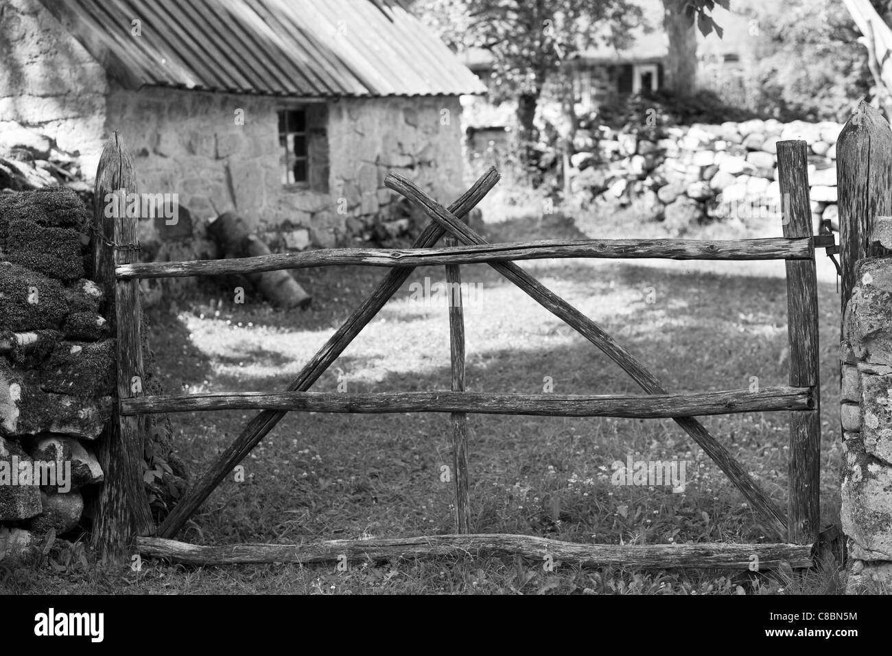 Altes Holztor vor einem Hof Stockfoto