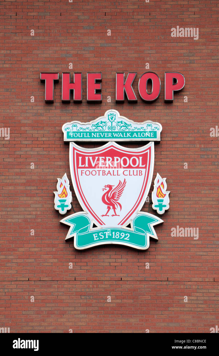 Liverpool offizielle Abzeichen an der Außenwand des Kop Ende an der Anfield Road, das Heimstadion von Liverpool Football Club. Stockfoto