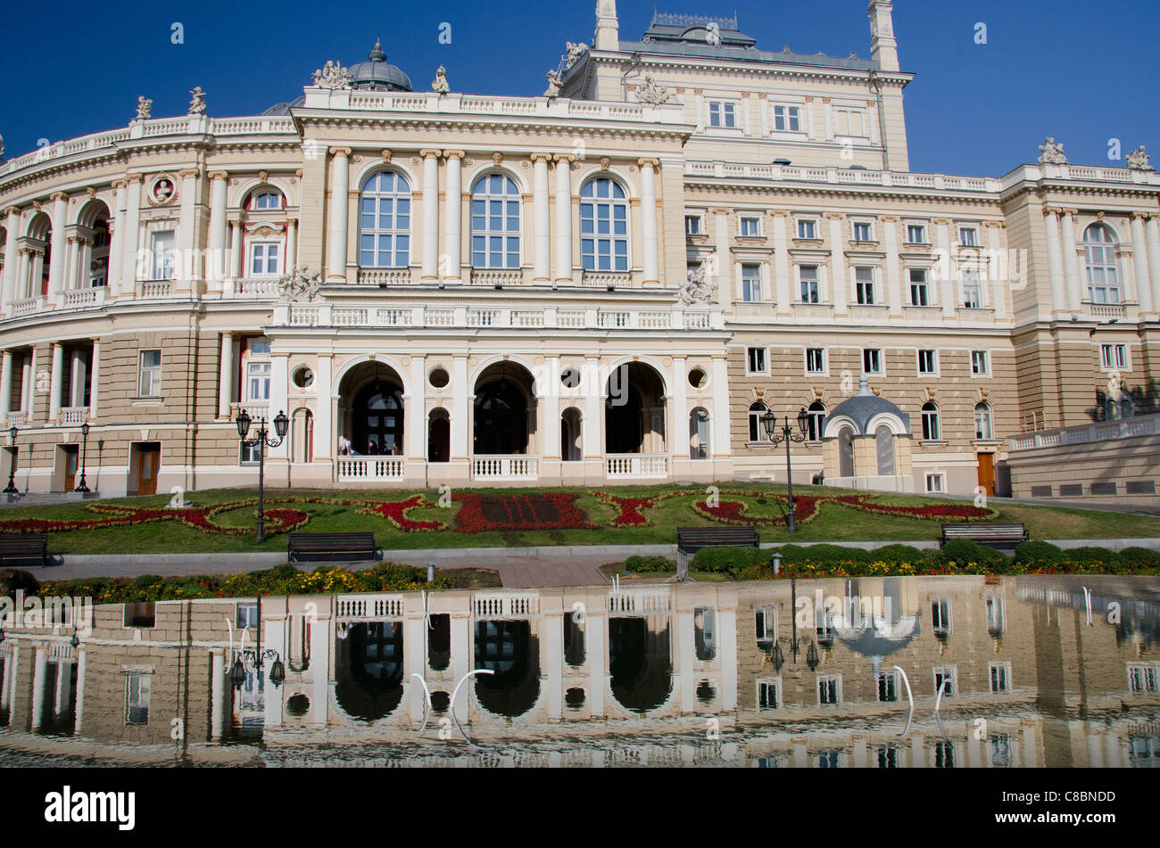 Ukraine, Odessa. Historische Odessa Opera House & Theater, Neo-barocken italienischen Stil, ca. 1887. Brunnen-Reflexion. Stockfoto