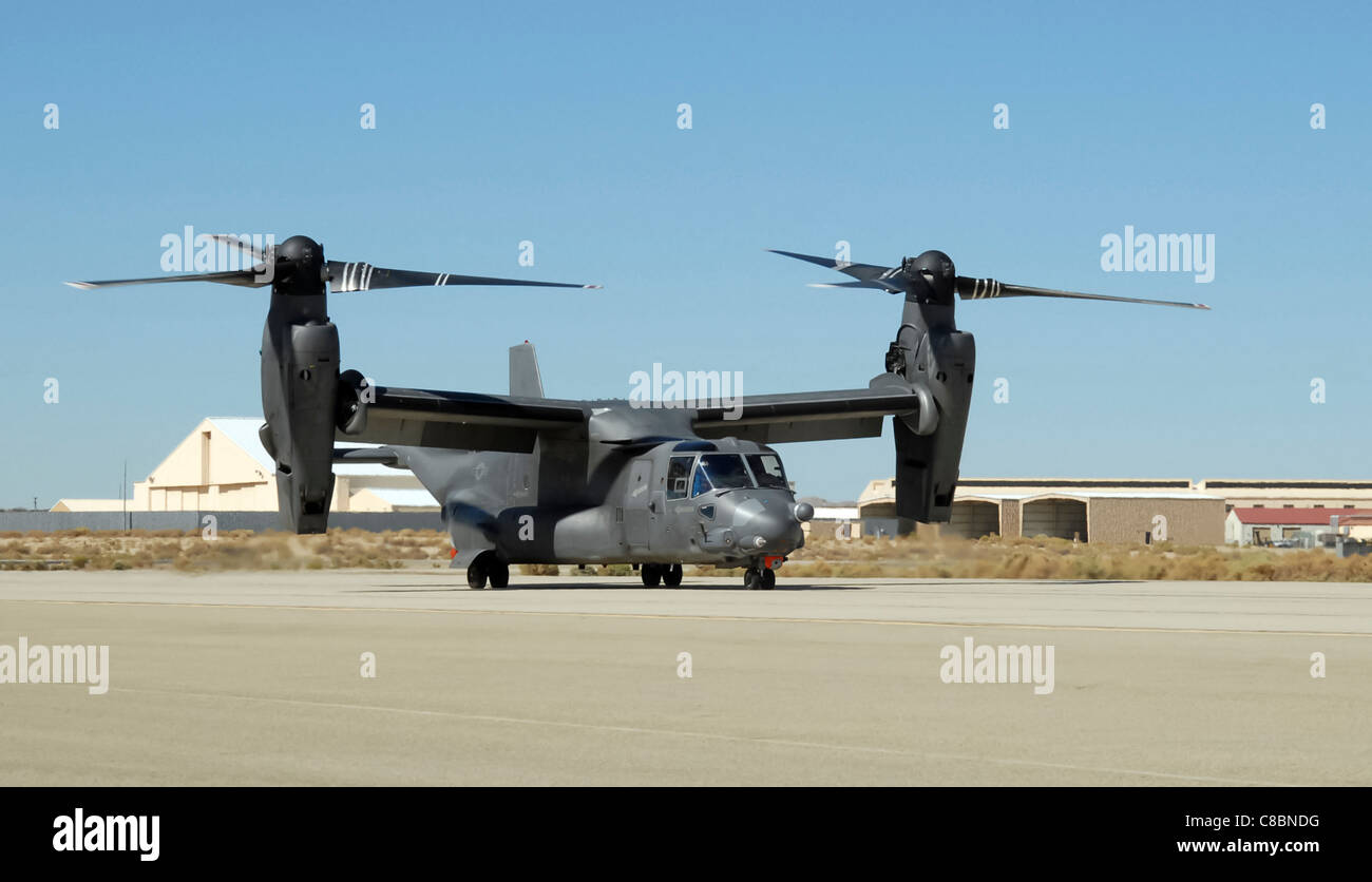 Ein CV-22 Osprey bereitet sich ausziehen auf der Edwards Air Force Base Stockfoto