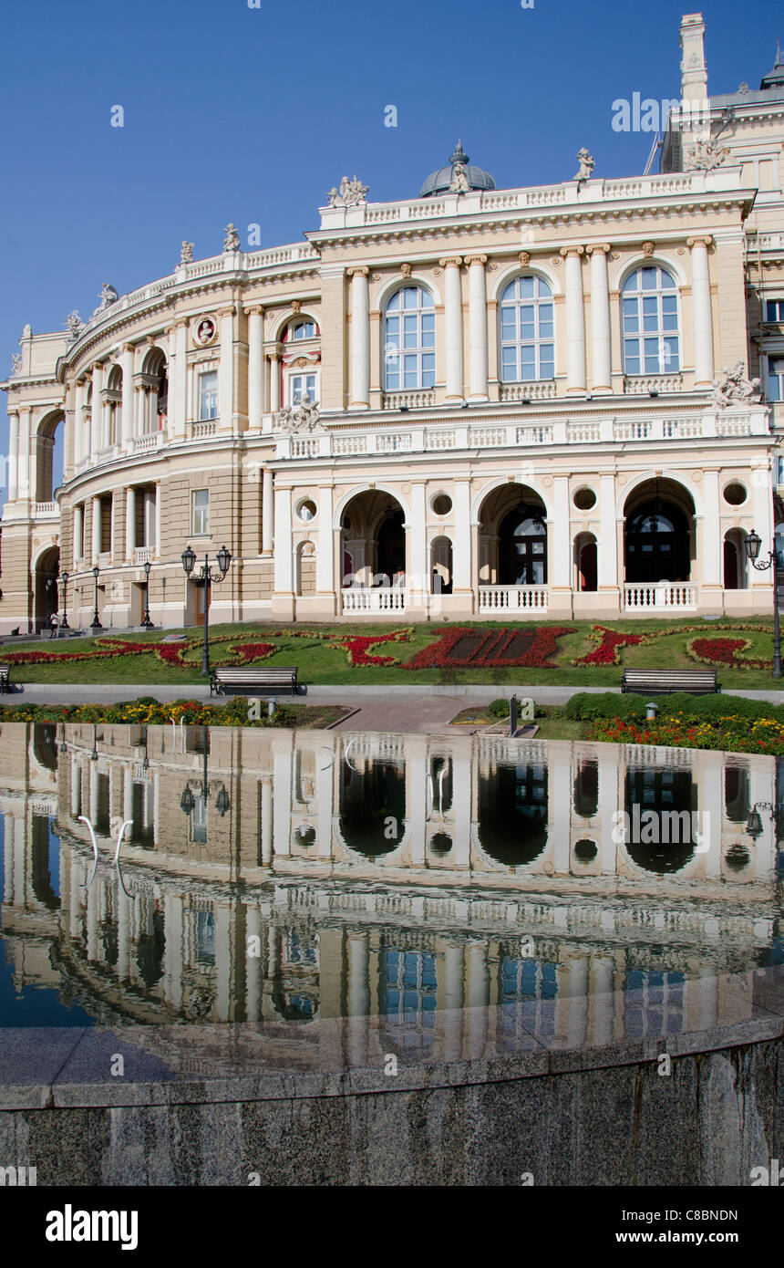 Ukraine, Odessa. Historische Odessa Opera House & Theater, Neo-barocken italienischen Stil, ca. 1887. Brunnen-Reflexion. Stockfoto