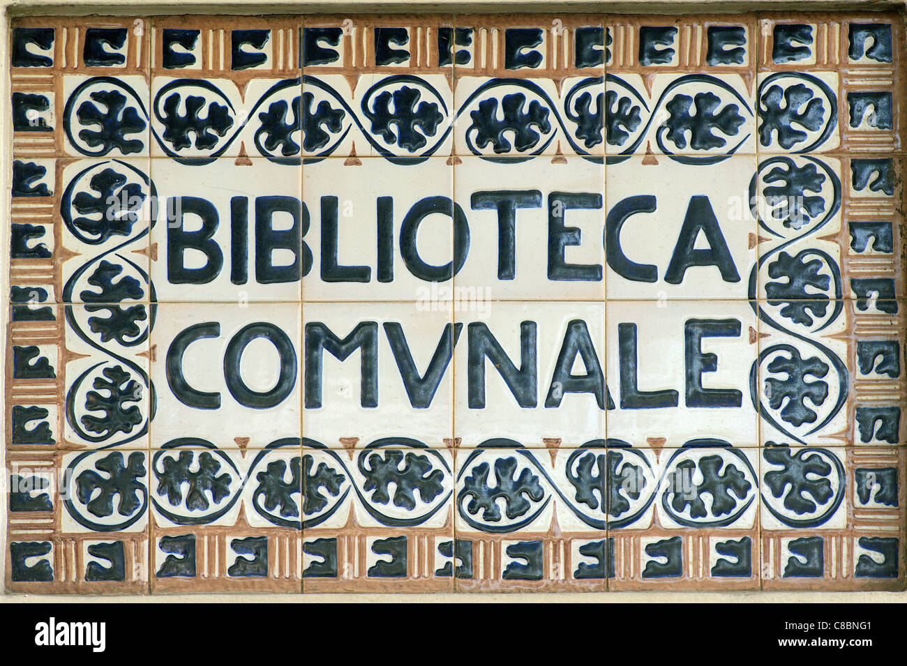 Biblioteca Comunale Faenza Italien Gemeinschaftsbibliothek Namen gemacht der Fliesen Stockfoto