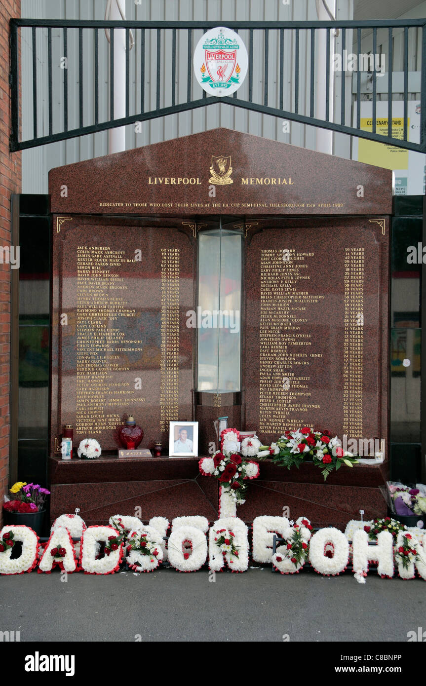 Der Hillsborough-Katastrophe Denkmal (neben der Anfield Road-Tore) an der Anfield Road, Liverpool Football Club. Stockfoto