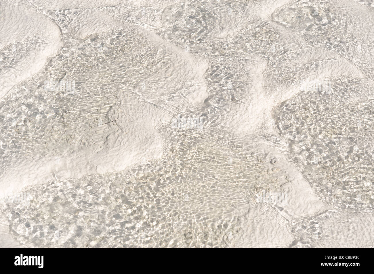 Wasser fließt nach unten der Weg offen für Touristen auf dem Gesicht von Pamukkale, Denizli, Türkei Stockfoto