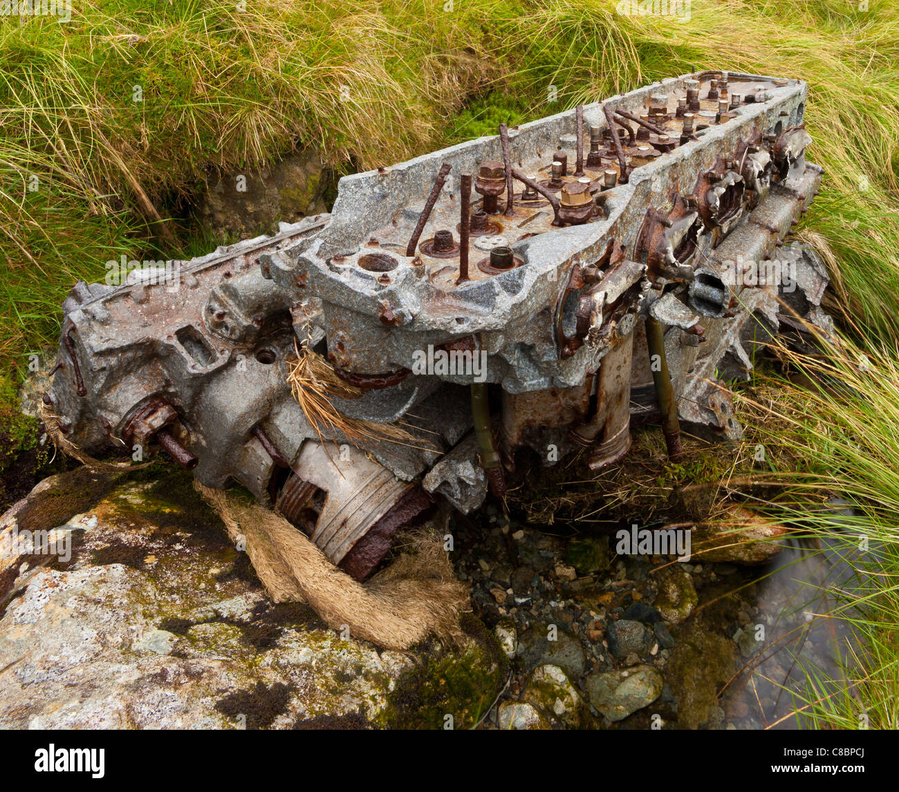 Rolls-Royce-V12-Merlin-Motor aus einer Halifax-Bomber-Luft-Absturzstelle zerstört. Stockfoto