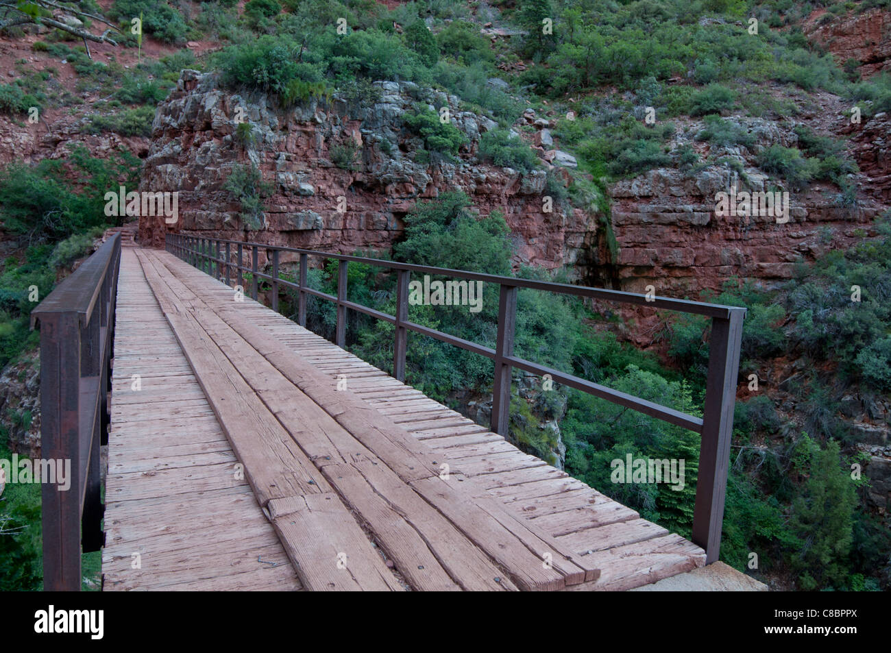 Eine Brücke überquert eine Lücke entlang dem North Kaibab Trail entlang der Abstieg in den Grand Canyon National Park, Arizona usa. Stockfoto