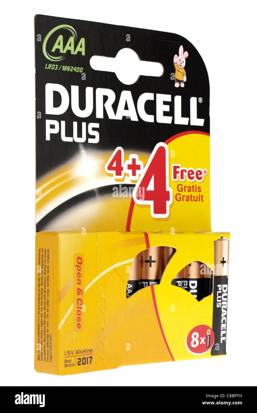 Paket von acht alkalische Duracell plus Triple kaufen vier Batterien erhalten Sie vier kostenlose datiert 2017 Stockfoto