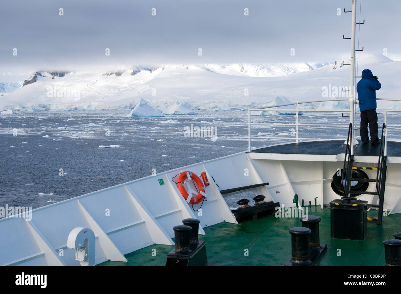 Einen männlichen Touristen stehend auf dem Deck des Schiffes Antarktis-Expedition der MV Ushuaia Stockfoto