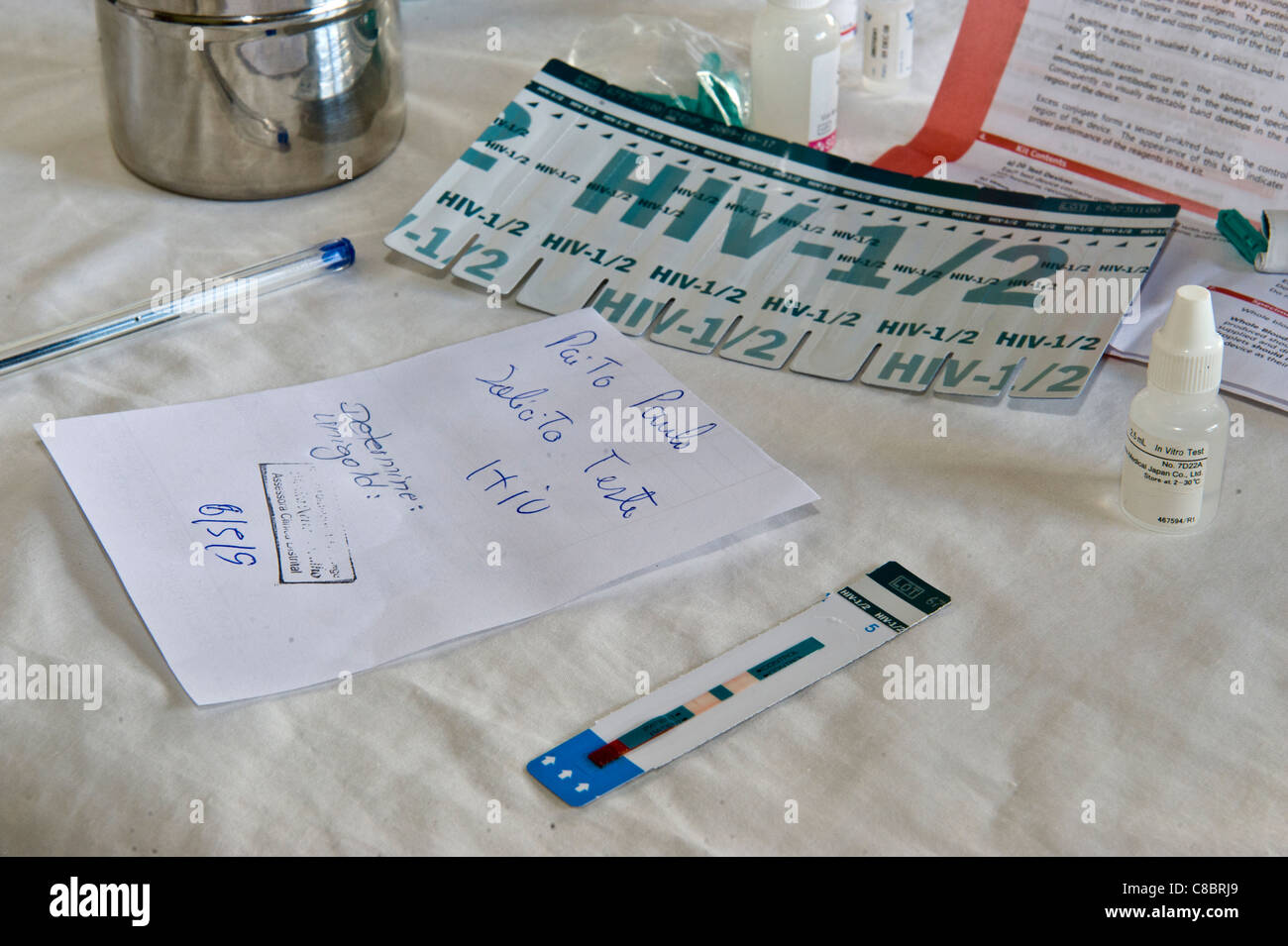 Schnelle HIV-Test Streifen mit positiven Ergebnis in Quelimane Mosambik Stockfoto