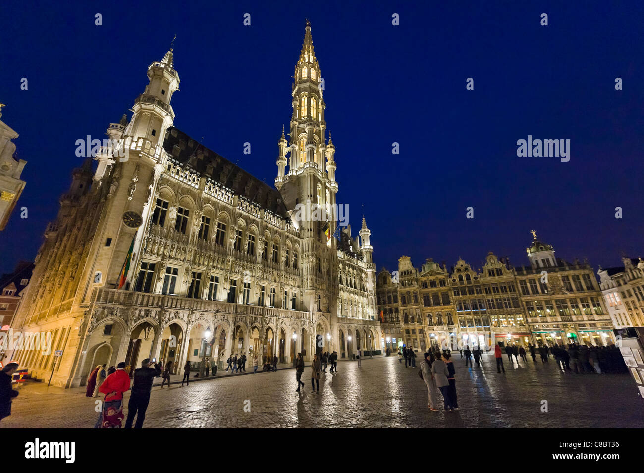Das Hotel de Ville in der Grand-Place (Hauptplatz) in der Nacht, Brüssel, Belgien Stockfoto