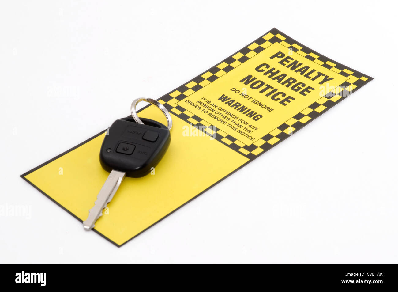 Ein Auto Parkticket Strafe Ankündigung und Autoschlüssel Stockfoto
