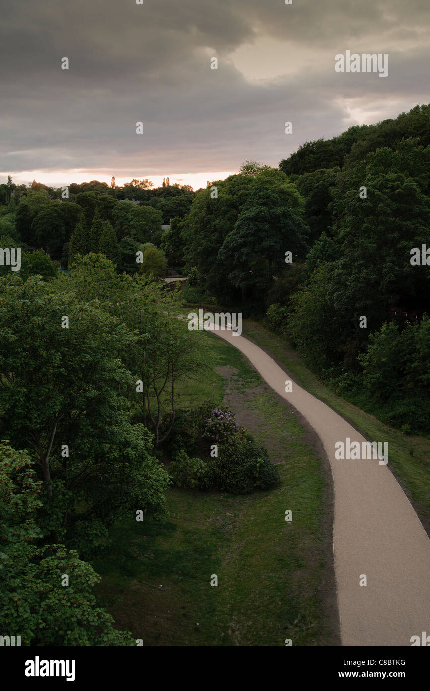 Die Sonne an einem bewölkten Abend über Jesmond Dene in Newcastle Upon Tyne, England. Foto von der Armstrong-Brücke. Stockfoto