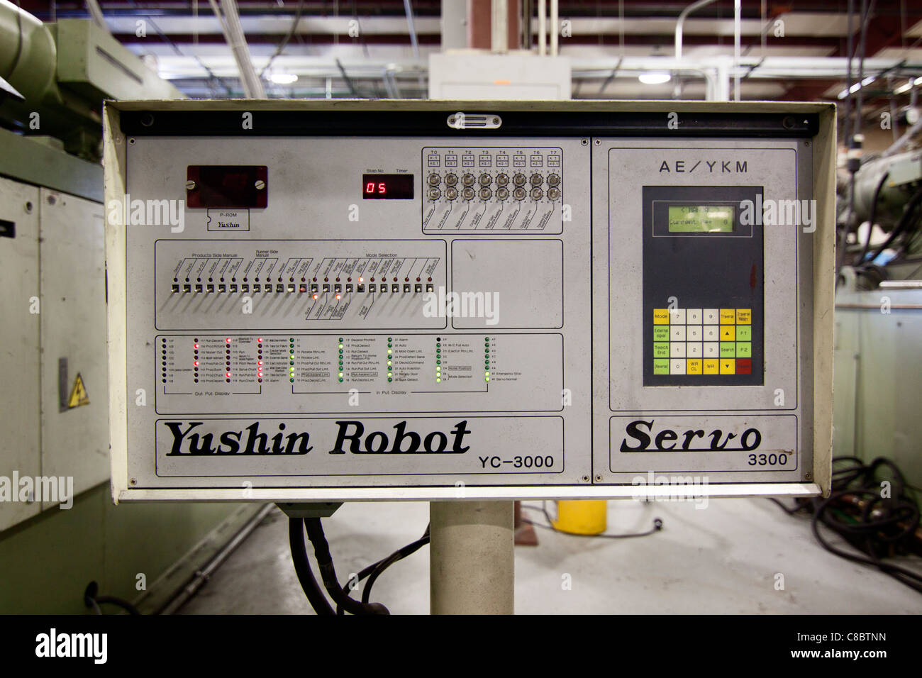 Ein Yushin Roboter Servo Control Panel in einem Kunststoff-Formteil Injektion Werk in Hudson, Colorado, USA. Stockfoto