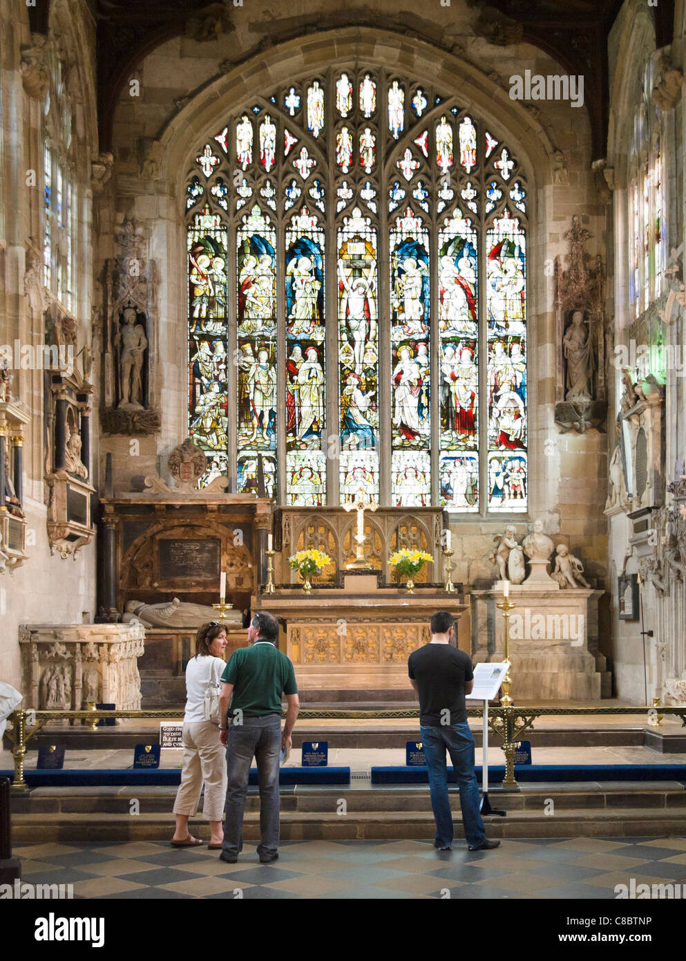 Urlauber, die am Grab von William Shakespeare im Chor der Kirche der Hl. Dreifaltigkeit, Stratford Warwickshire, UK Stockfoto