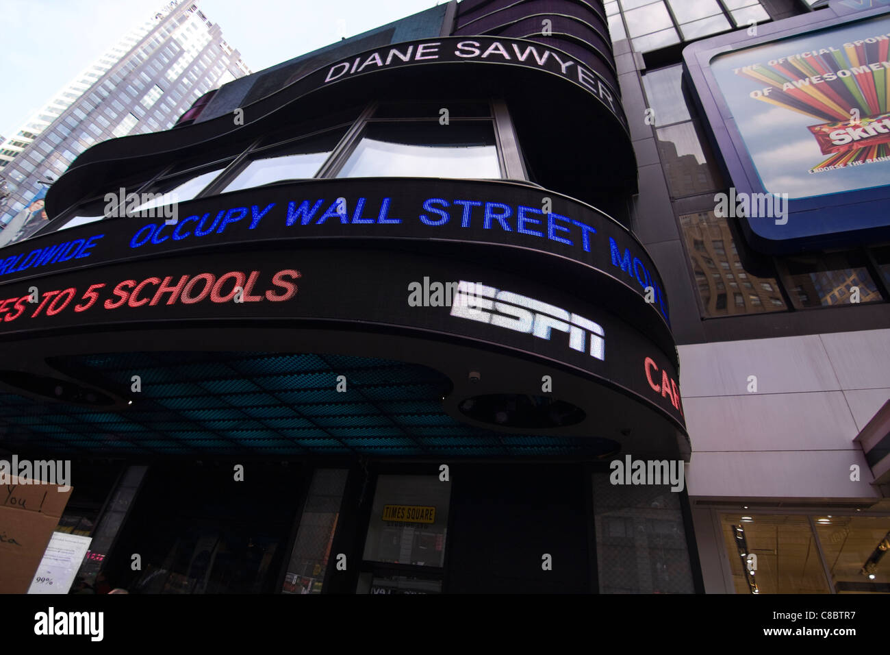 "Besetzen WALL STREET Bewegung geht weltweit" Krakeln über die ABC News Gebäude auf dem Times Square in New York City. 15. Oktober 2011 Stockfoto