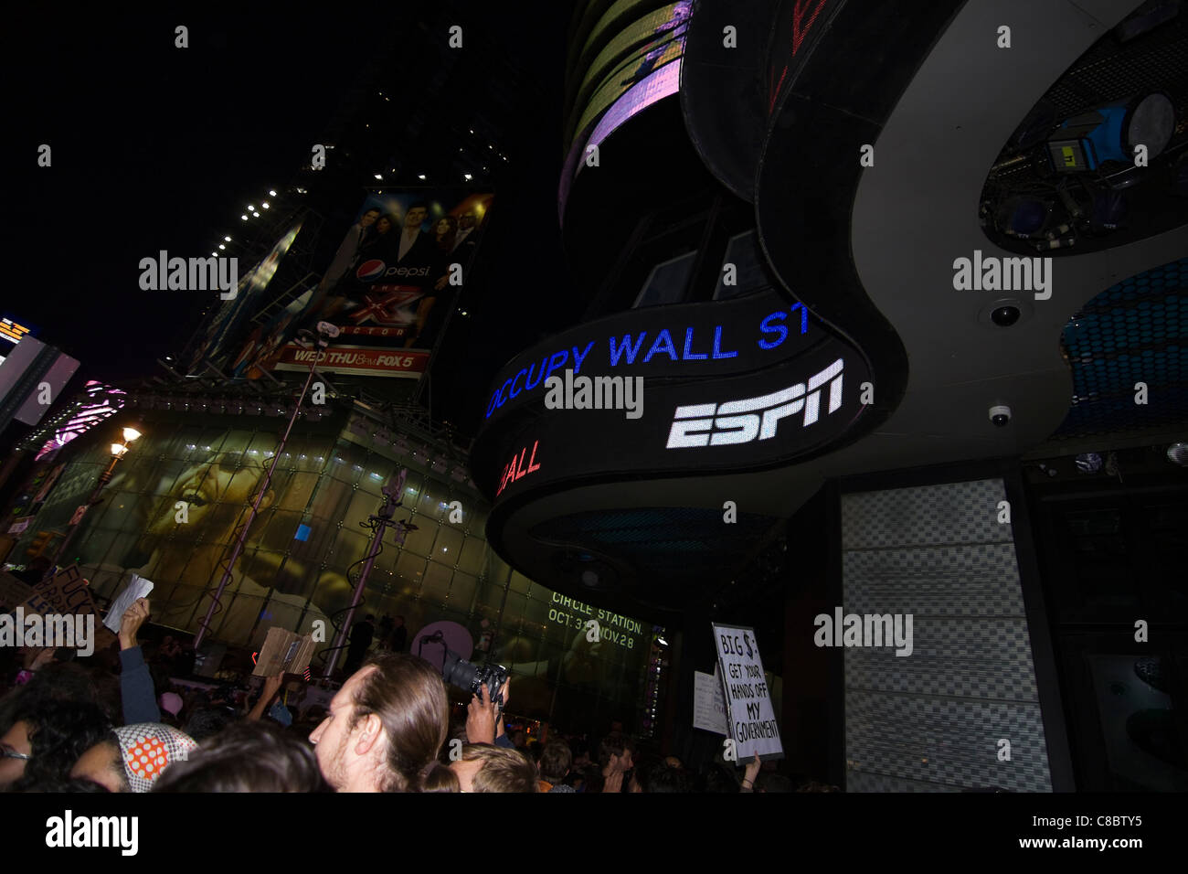 OCCUPY WALL STREET Bewegung geht weltweit Krakeln über die ABC News Gebäude auf dem Times Square in New York City. 15. Oktober 2011. Stockfoto