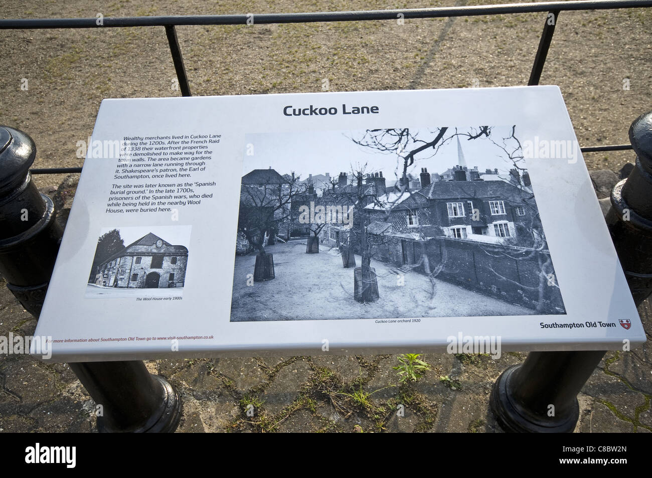 Das Hinweisschild auf Kuckuck Lane über Southampton Altstadt und Wände Stockfoto