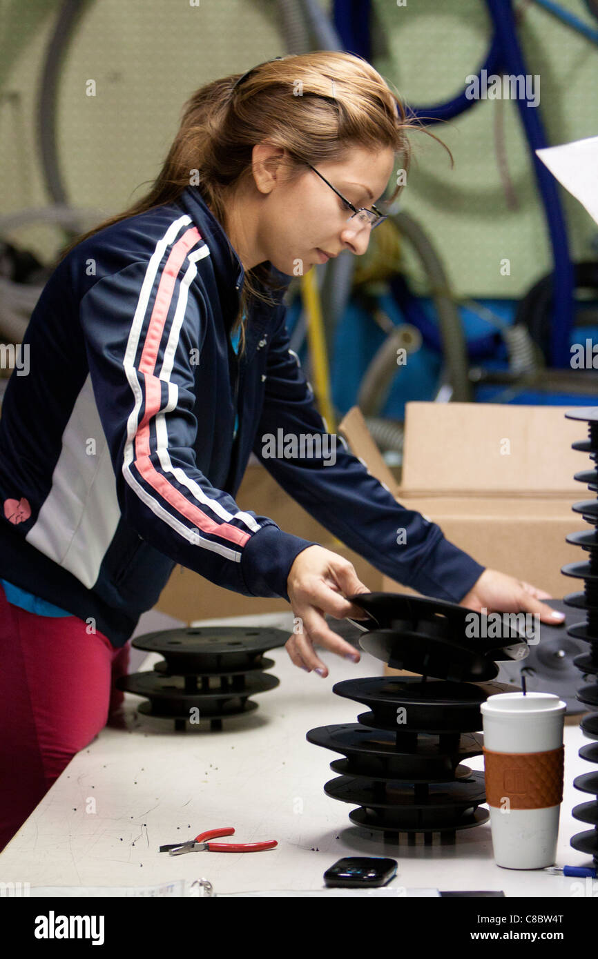 Eine Frau erfüllt Aufträge bei einem Plastics molding Injektion Werk in Hudson, Colorado, USA. Stockfoto