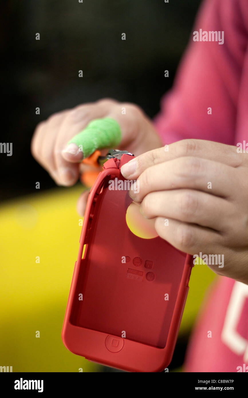 Eine Frau schafft Otterbox iPhone 5 Exerior Hüllen bei einem Kunststoff Spritzgießen Injektion Werk in Hudson, Colorado, USA. Stockfoto