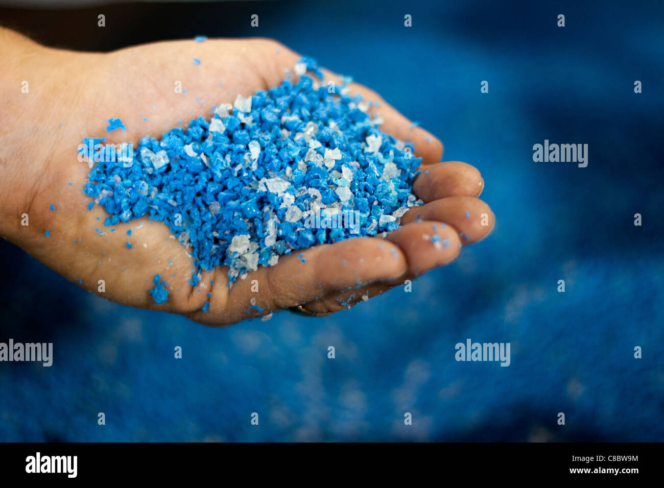 Blaue und weiße Recyclingkunststoff "Nurdles" (geriebenen Kunststoff-Rohstoffe) Stockfoto