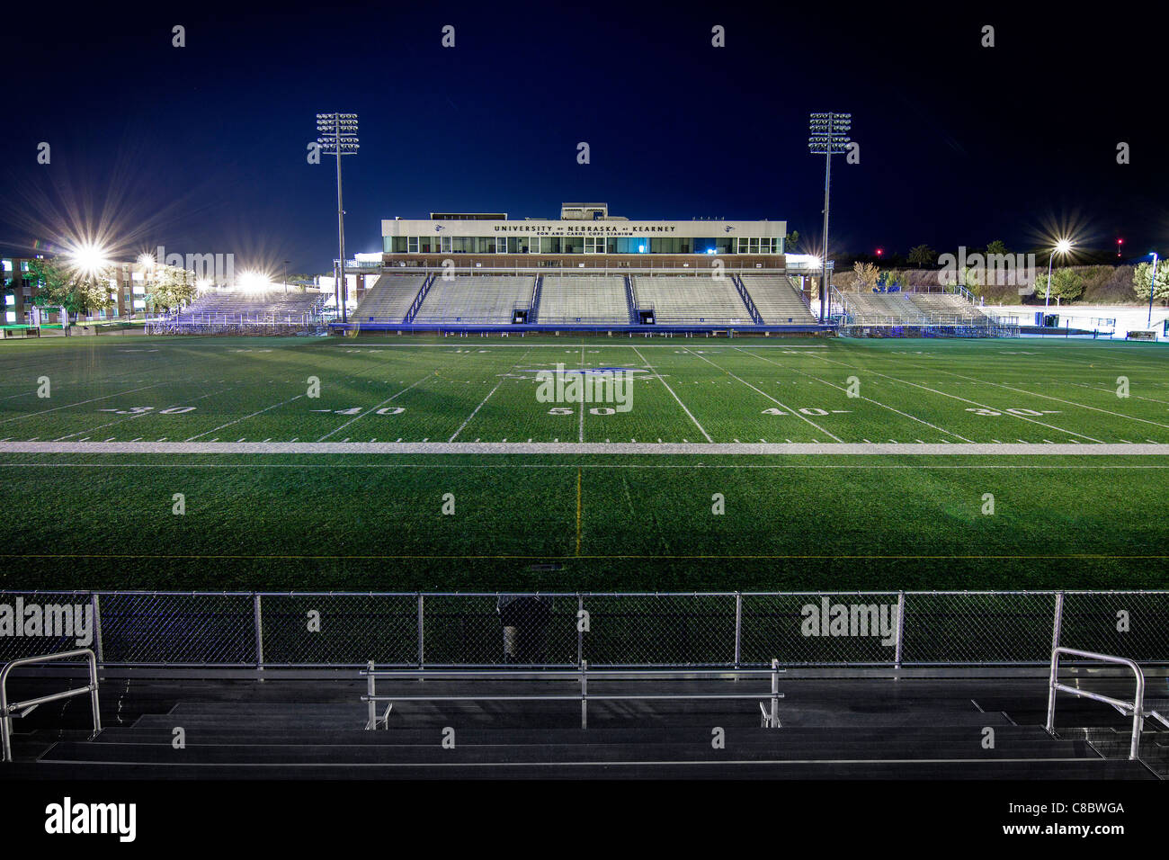 Ein Fußballplatz an der University of Nebraska at Kearney in der Nacht. Stockfoto