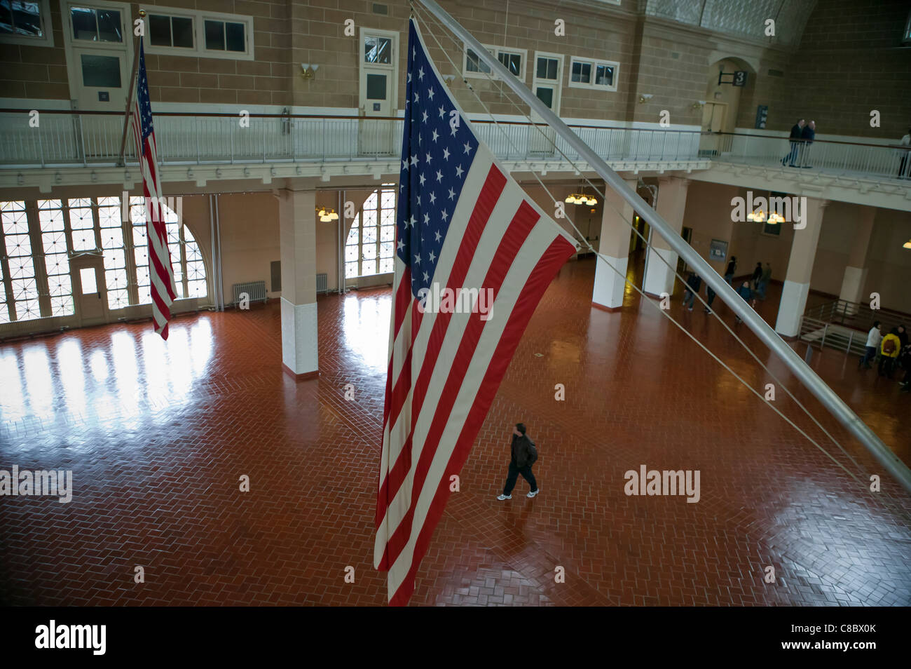 USA-Flagge hängt über der Aula am Ellis Island Immigration Museum Stockfoto